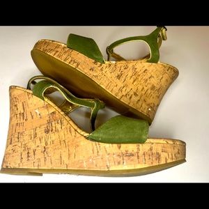 Green and gold wedge